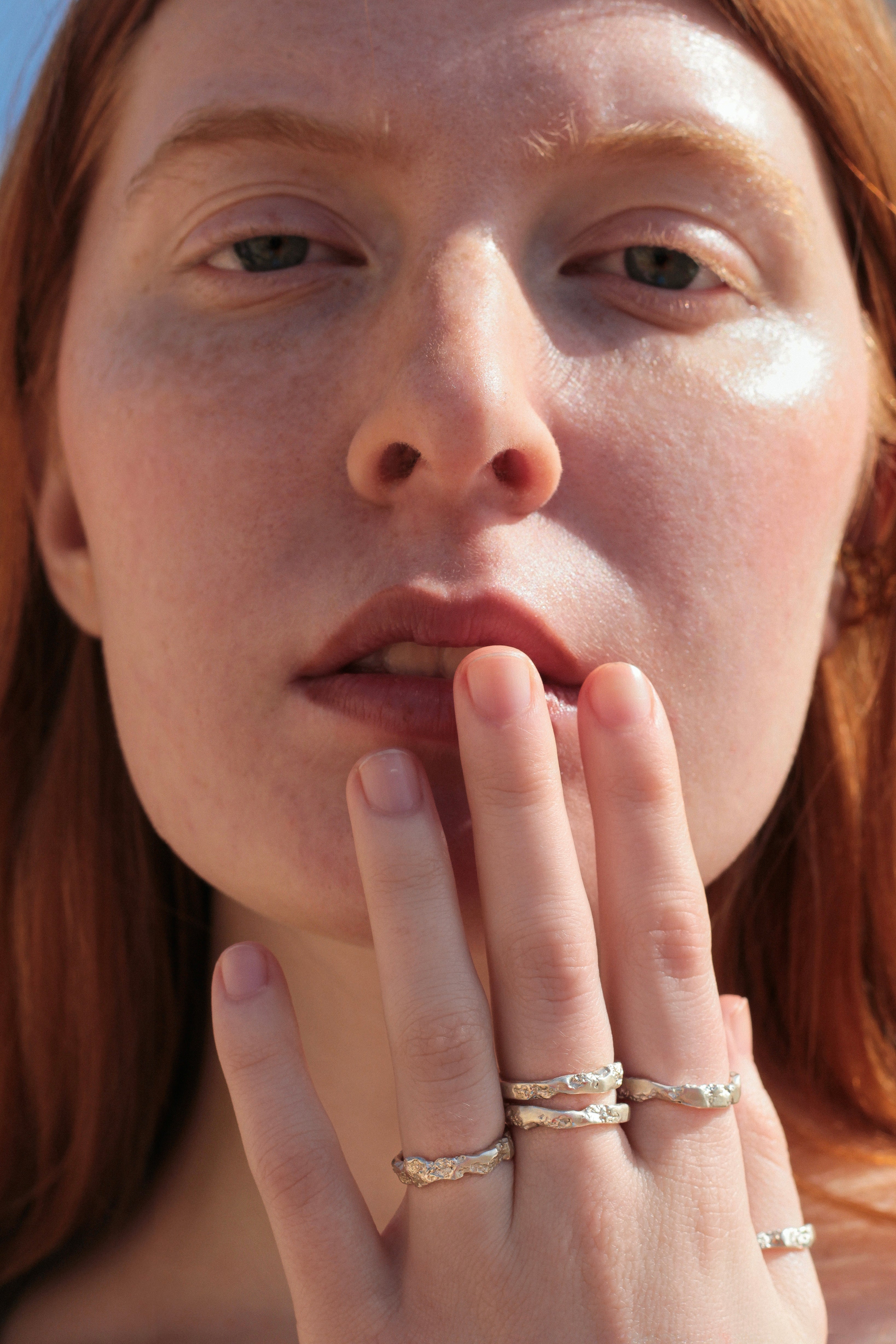 Bague COSMOS portée – en superposition avec d'autres bagues