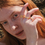 Bague COSMOS portée – main modèle, lumière naturelle