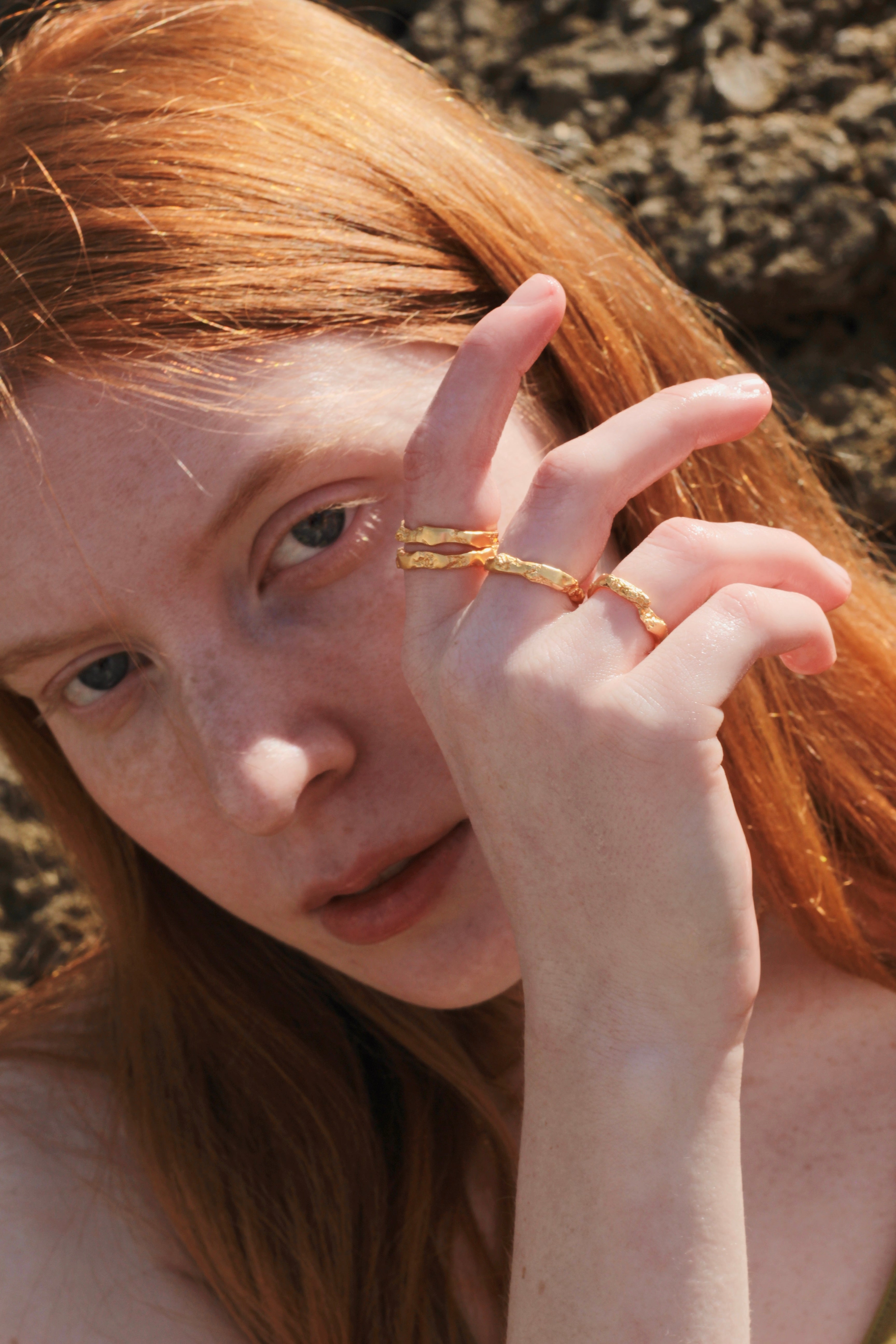 Bague COSMOS portée – main modèle, lumière naturelle